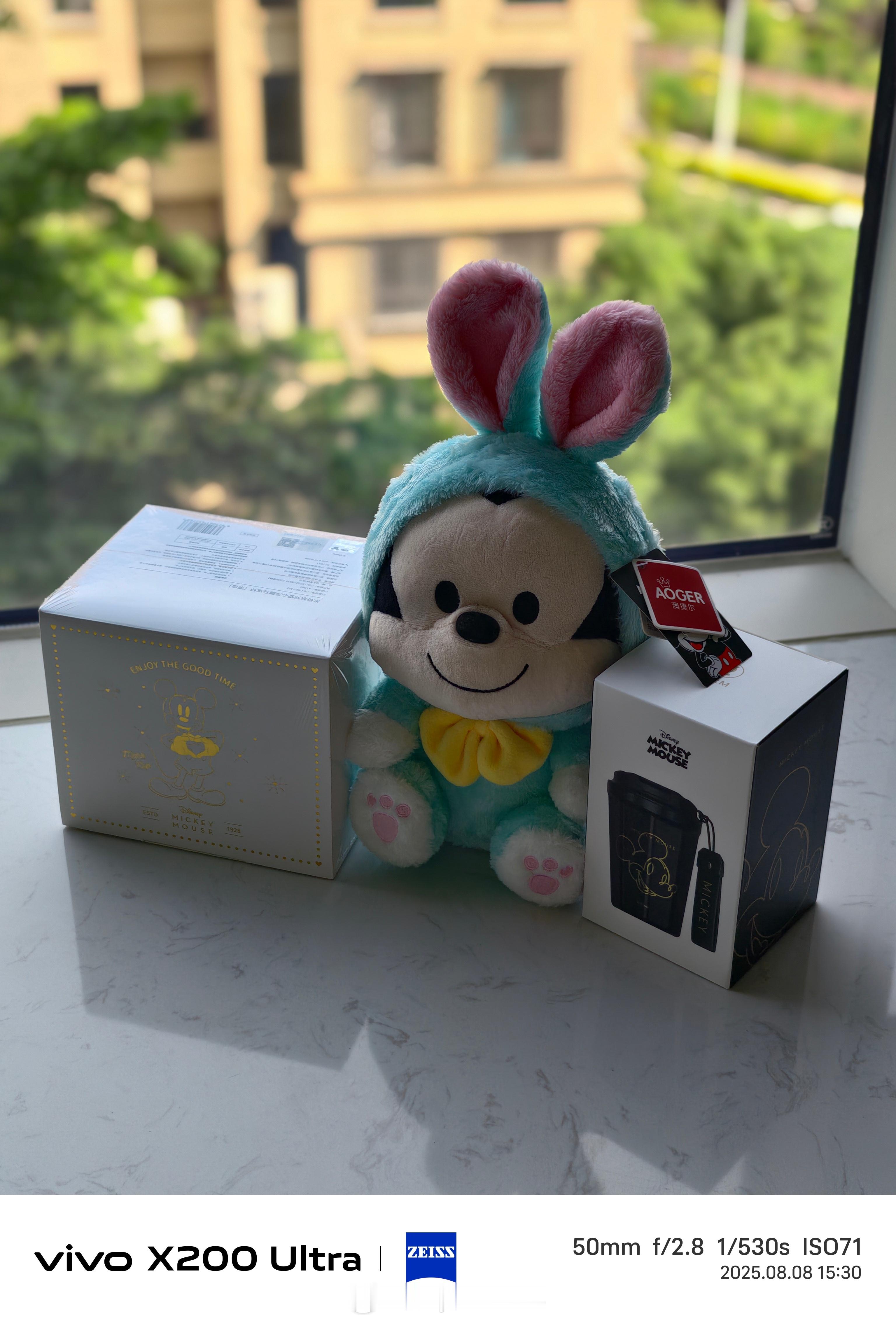 smart和迪士尼联名活动的伴手礼收到了！戴着兔耳朵的米奇怪可爱的，还有两个杯子