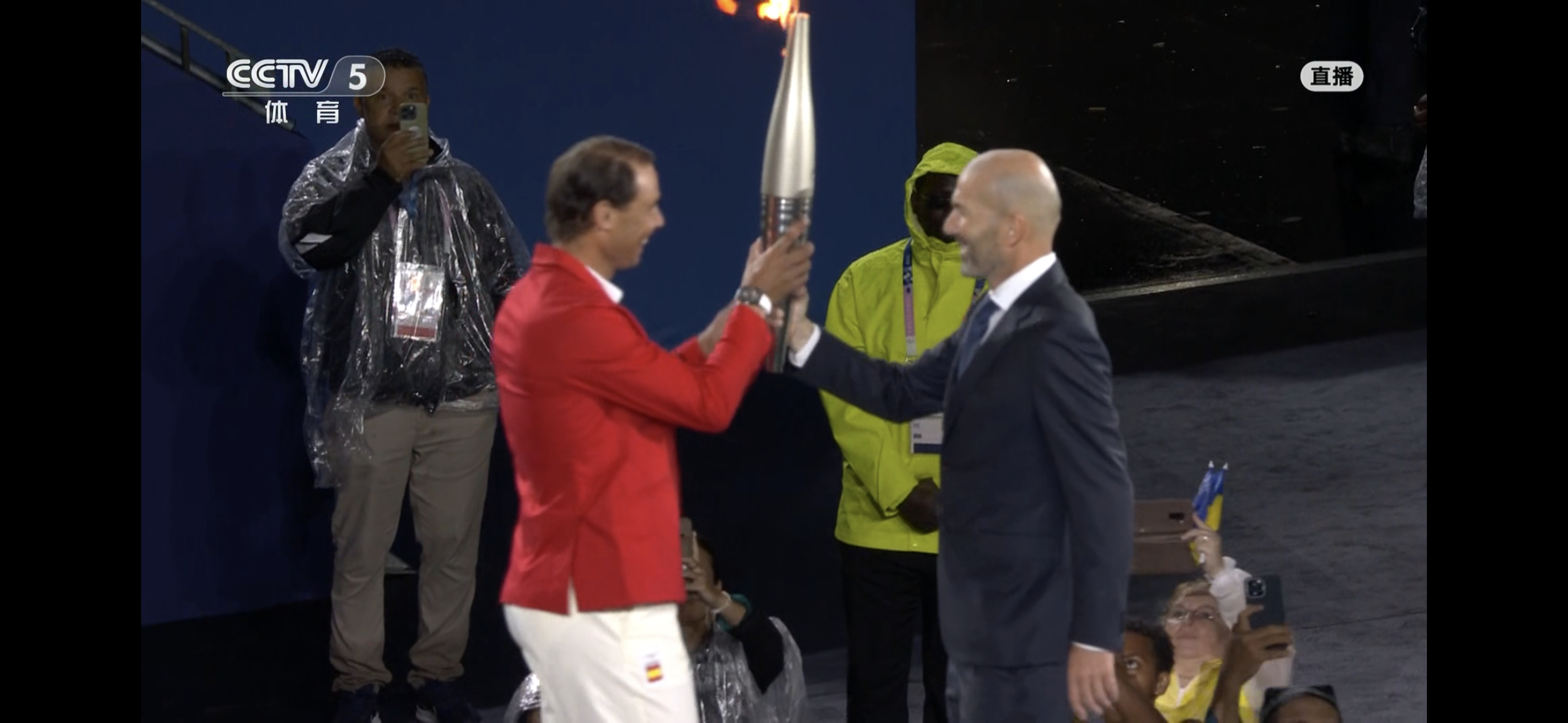 网球迷们熬到这个时候值了🥹🇪🇸纳达尔 & 齐达内🇫🇷世纪相拥🫂#巴黎