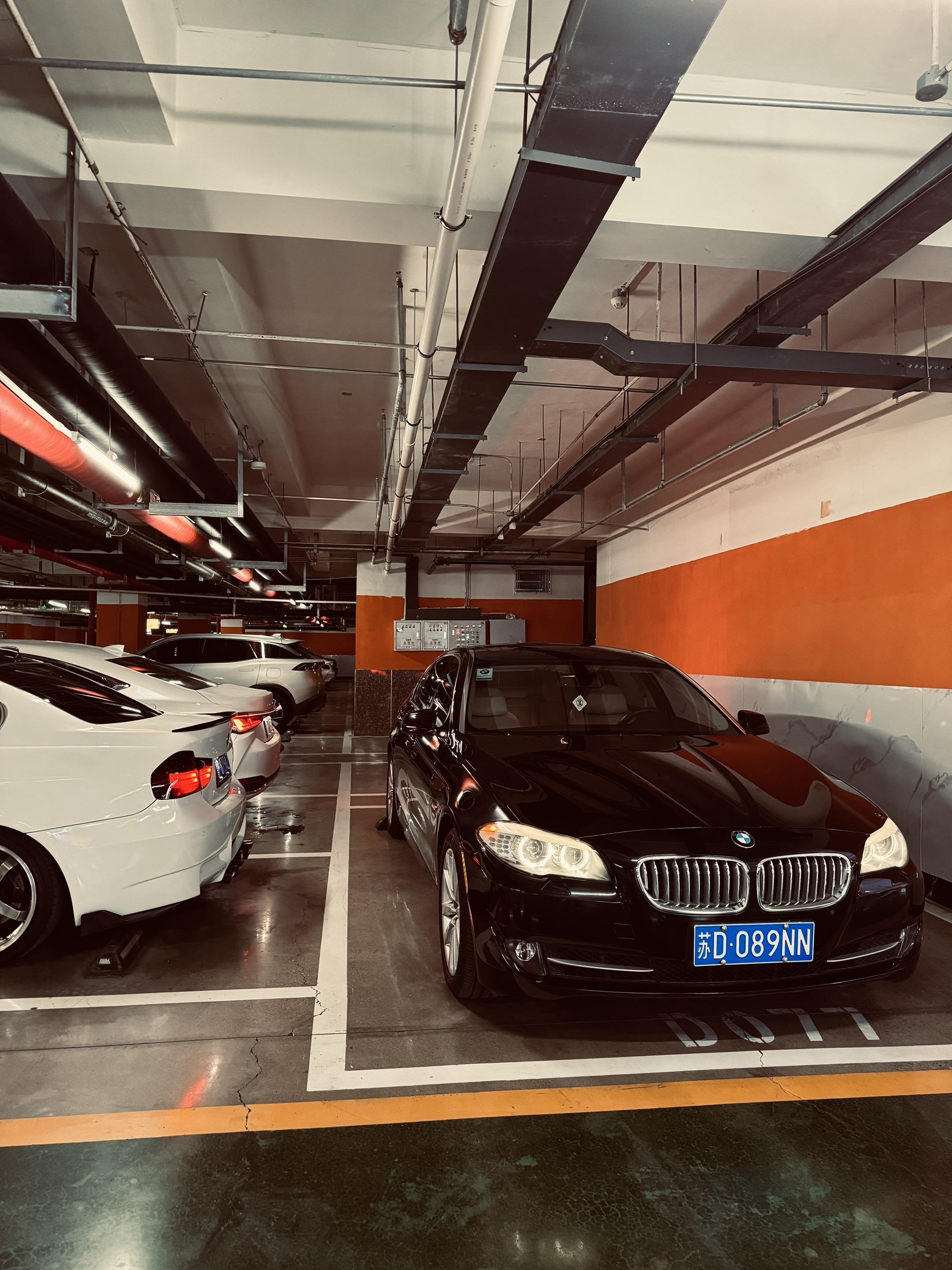 开着自己喜欢的车子，享受着属于男人短暂的自由