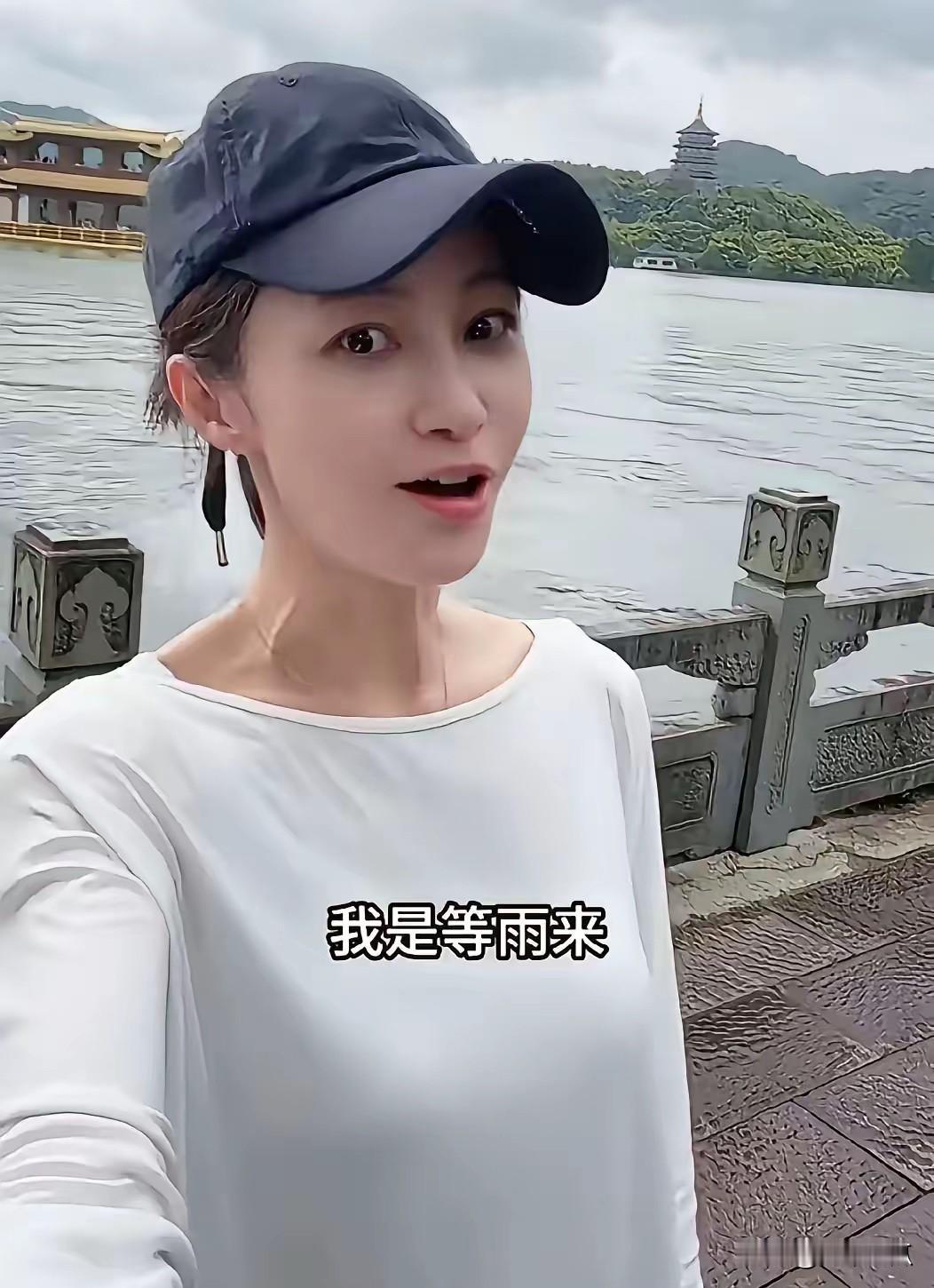 姚笛近况曝光，头戴鸭舌帽，自己去西湖游玩，有感而发说了一大堆肺腑之言，都是中年女