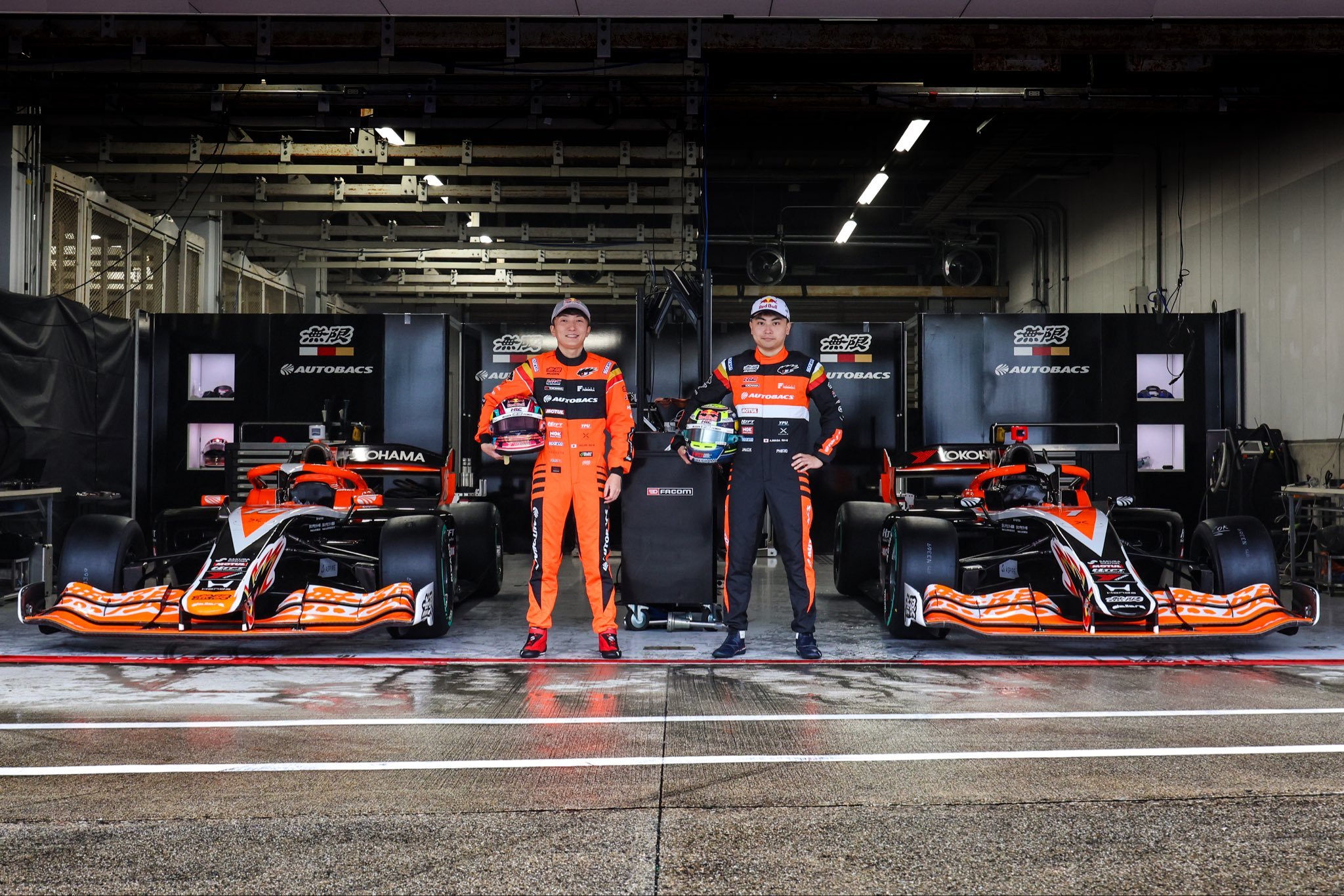 Team Mugen Autobacs新赛季定妆照，两台赛车和车手服上的配色从去