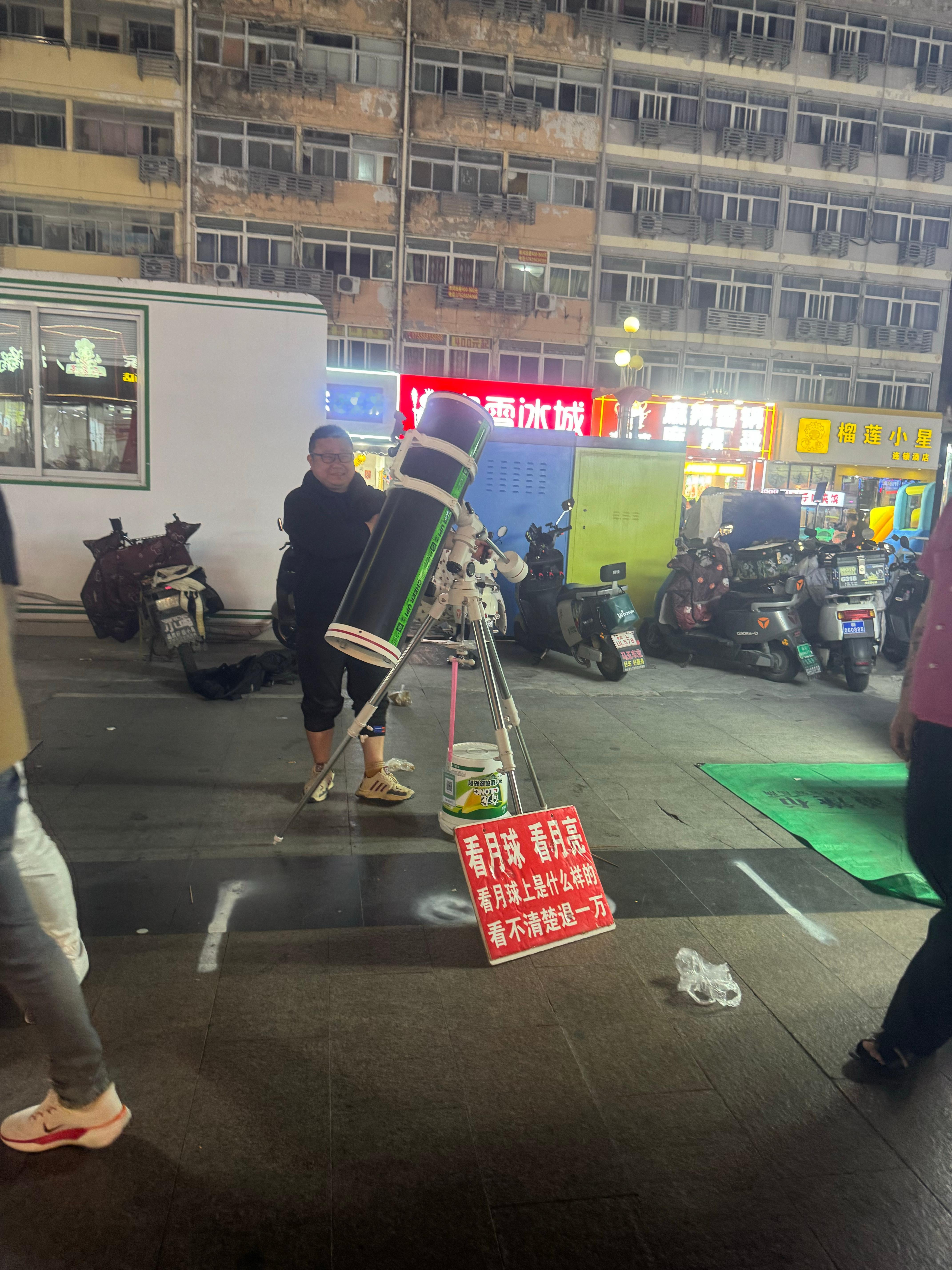 好久没逛步行街，都热闹成这样了1.钵钵鸡中规中矩吧，毕竟不知道标准是什么味道2.