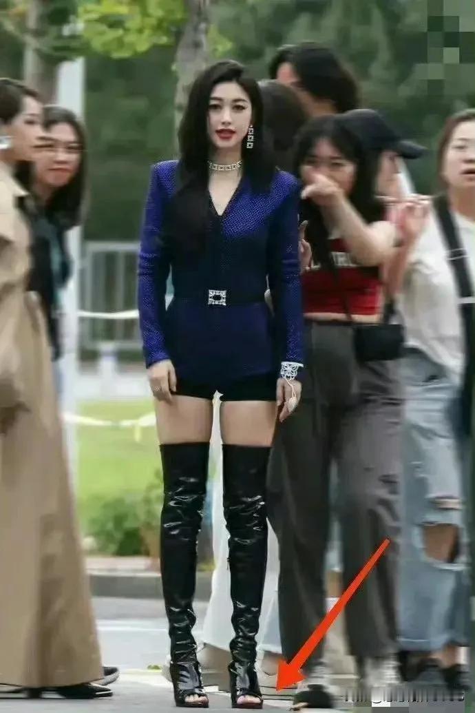 这种鞋子穿起来应该不会挤脚吧？感觉设计挺合理的，穿起来肯定很舒服。#穿出自信魅力