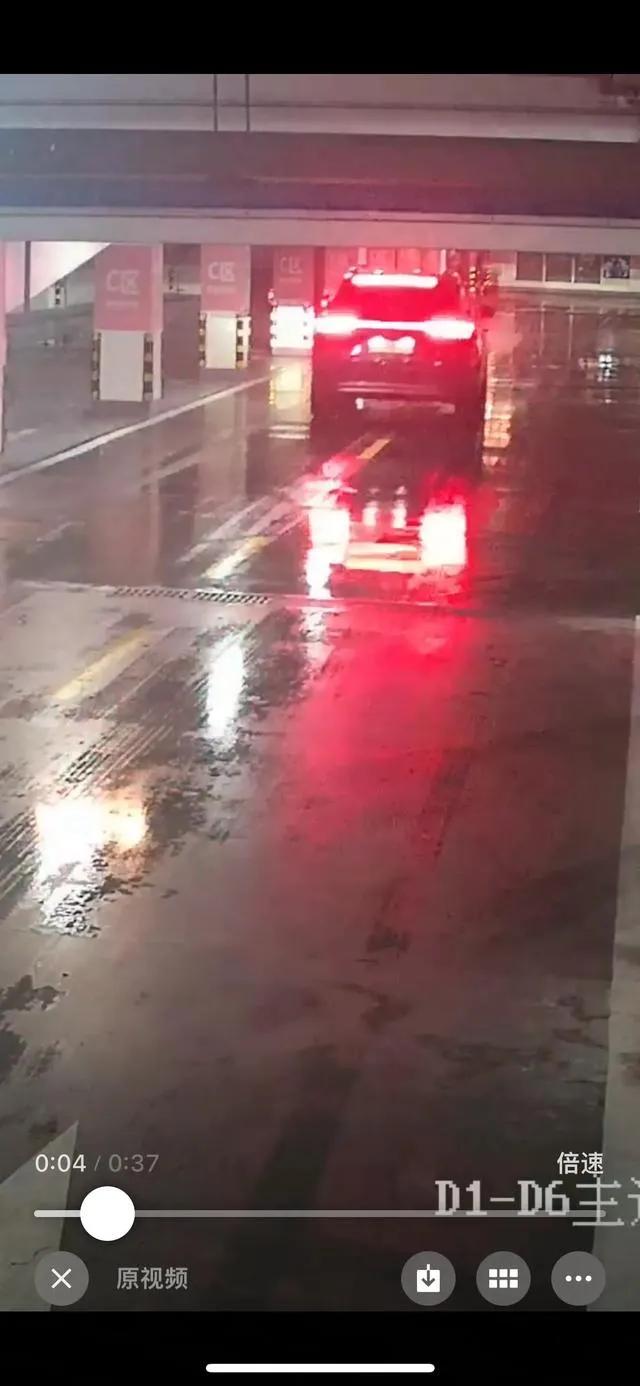 不知道是什么原因，问界M9在地下车库，以30km的速度，然后进行刹车刹不住，导致
