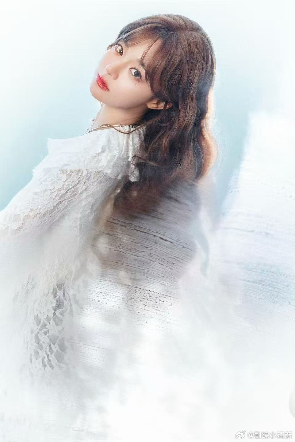 黄霄雲献唱逐玉插曲 《前路》这歌名起得好，黄霄雲唱得也好。不是那种回头看的感觉，