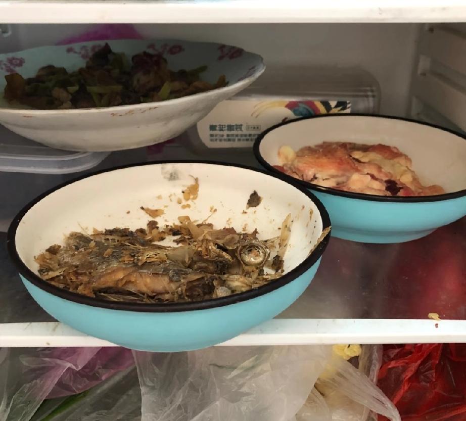每次回老家，我越来越不习惯老家的生活。

一早老妈就起来把饭做好了，可能我们在城