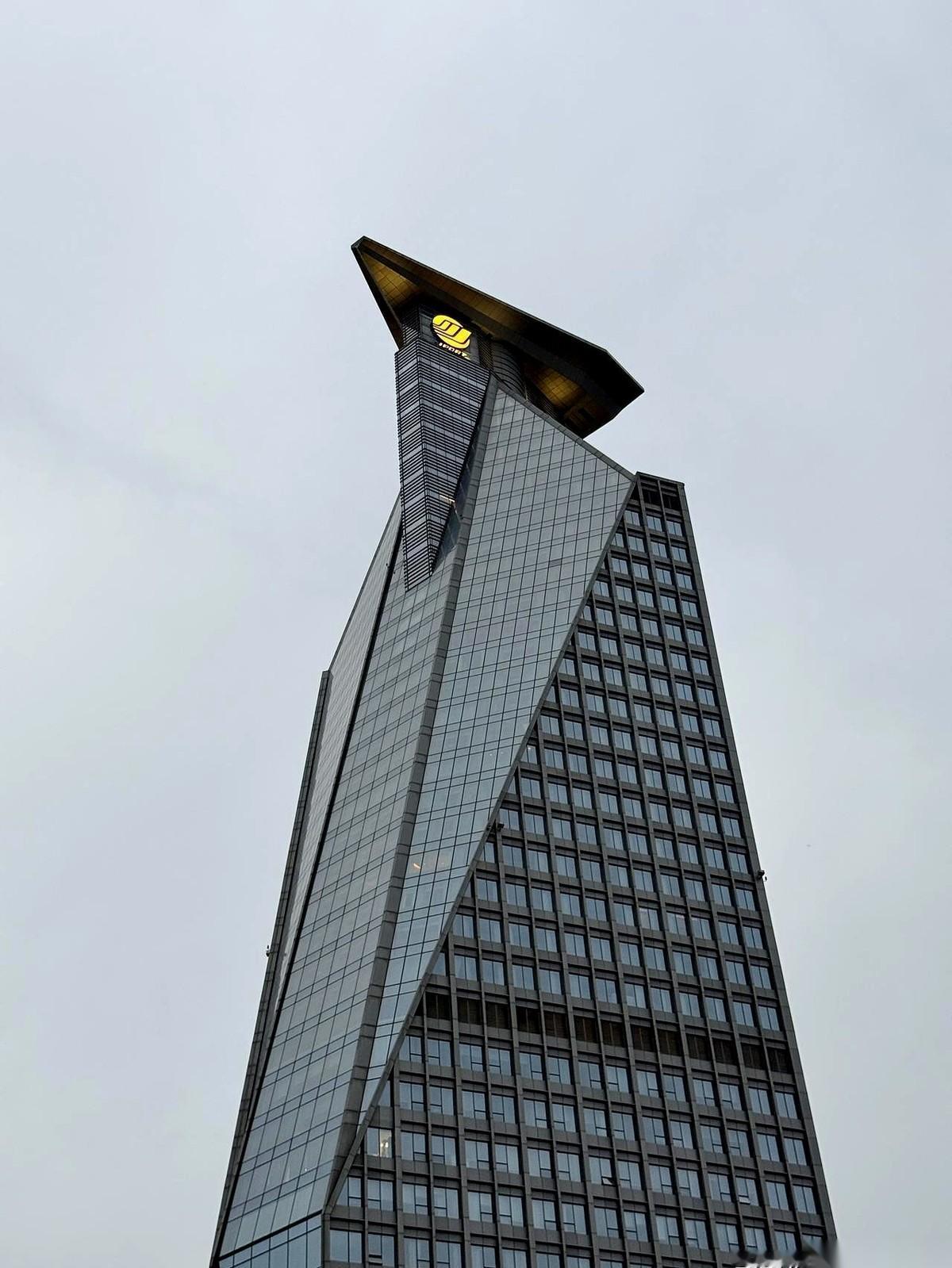 厦门威斯汀，那个地标一样的酒店，要跟万豪“分手”了。
一纸公告，直接摊牌。
合同