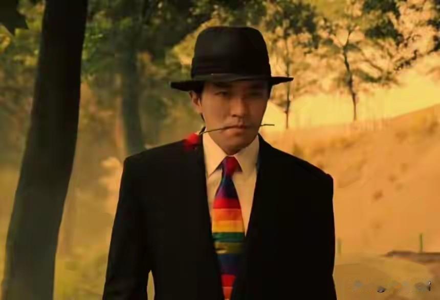 张纪中评价周星驰：装疯卖傻！
周星驰是华语电影的一座高峰。你可以不喜欢他，但你无