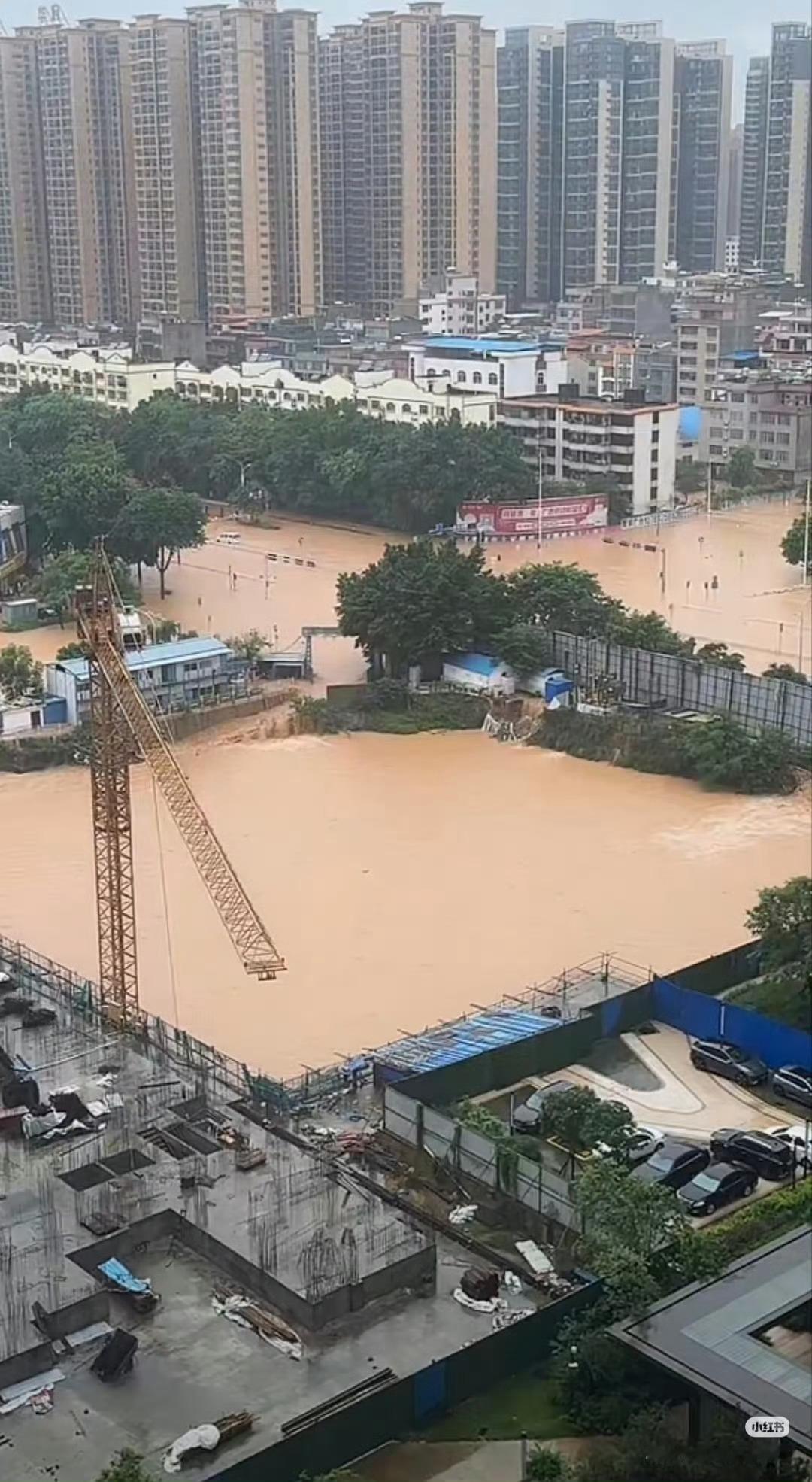广西洪水天呐，这洪水这么严重，矮一点的房子直接淹了