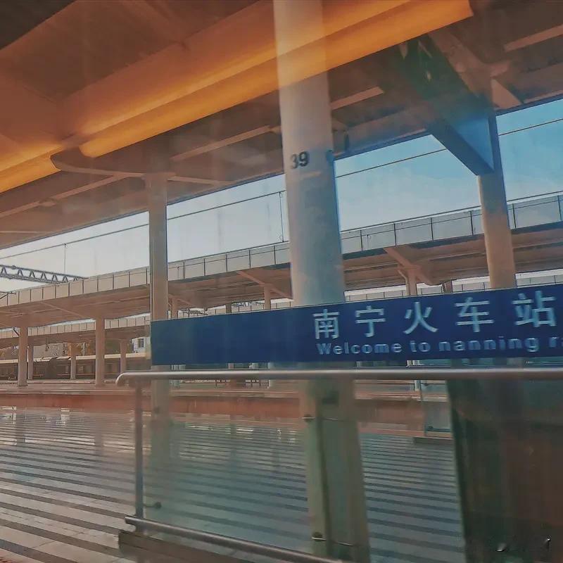南宁站一旅客跳入股道与列车碰撞身亡 南宁站有个旅客突然跳入股道，和进站的列车撞上