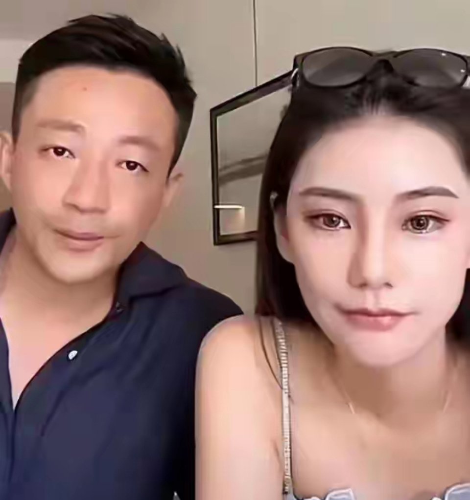 马筱梅夫妇瑞士逛街被拍！意气风发像女强人，丈夫状态憔悴很颓废 ​​​