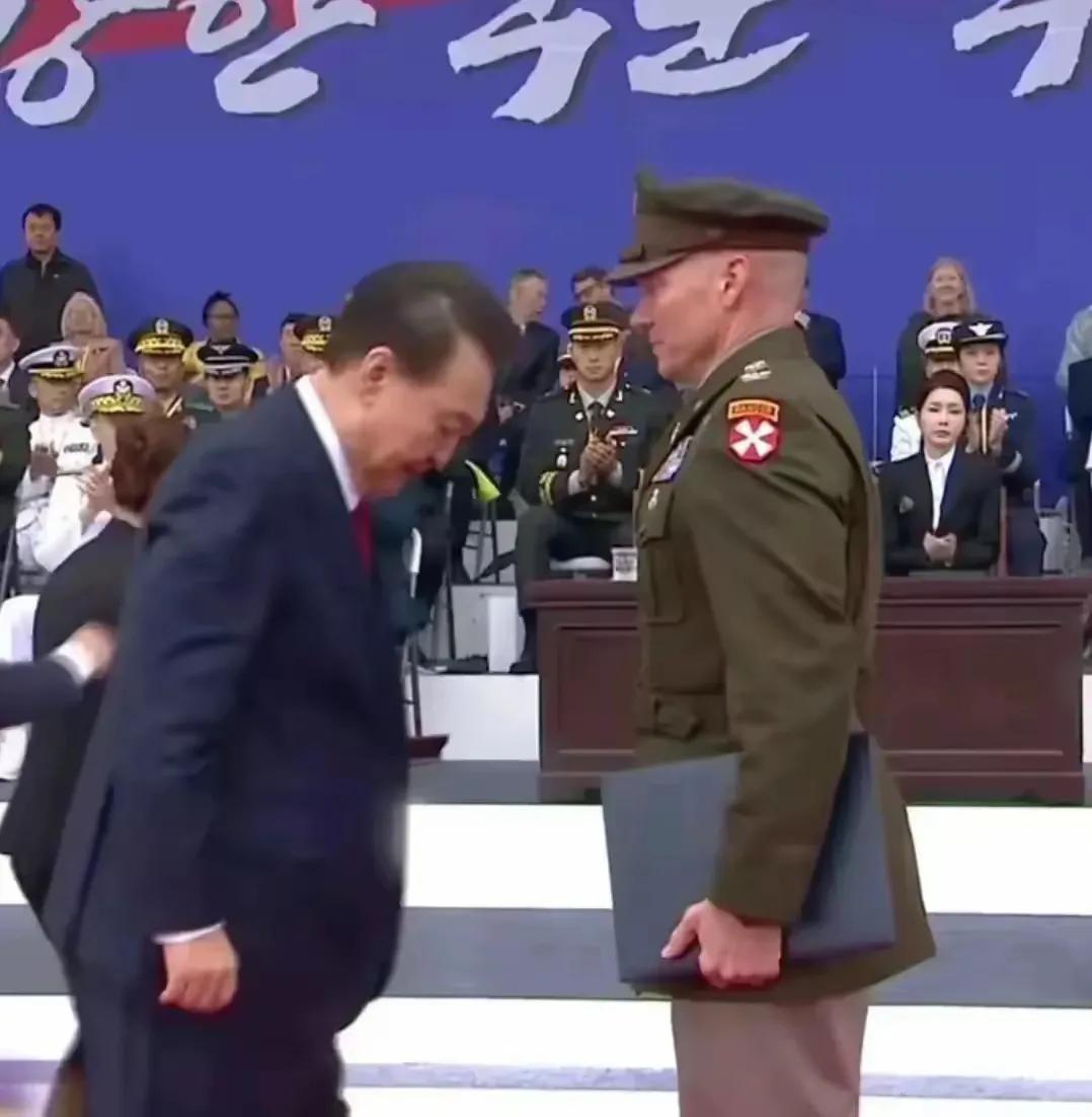 好笑！一个是韩国总统，一个是日本首相，总统向驻韩美军总司令鞠躬，首相向美国国防部