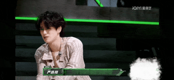 严浩翔指出VaVa李斯丹妮舞台问题说唱巅峰对决2026严浩翔点评好专业，精准点出