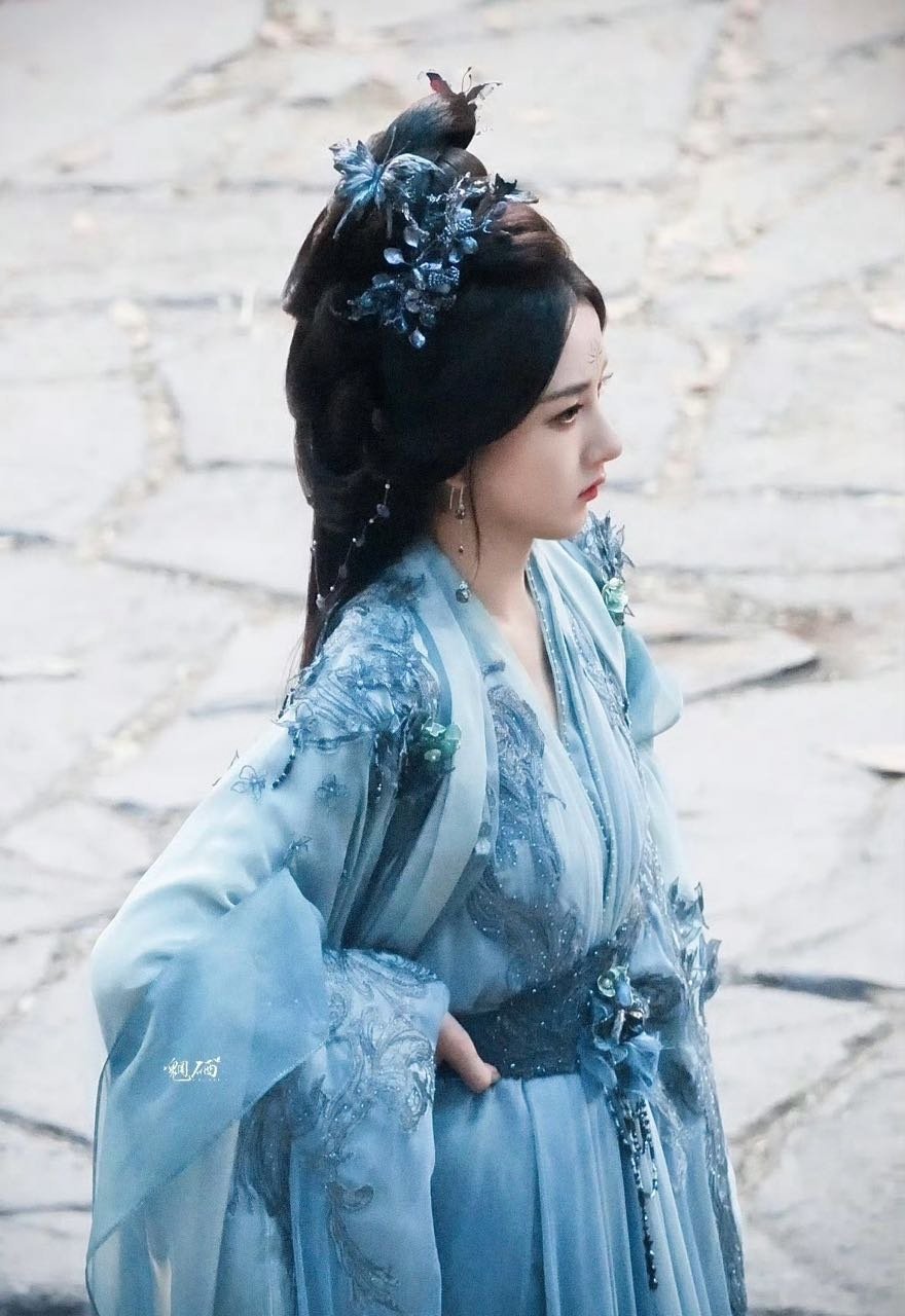 宋祖儿《聊斋》路透，树妖姥姥好美像一幅油画 