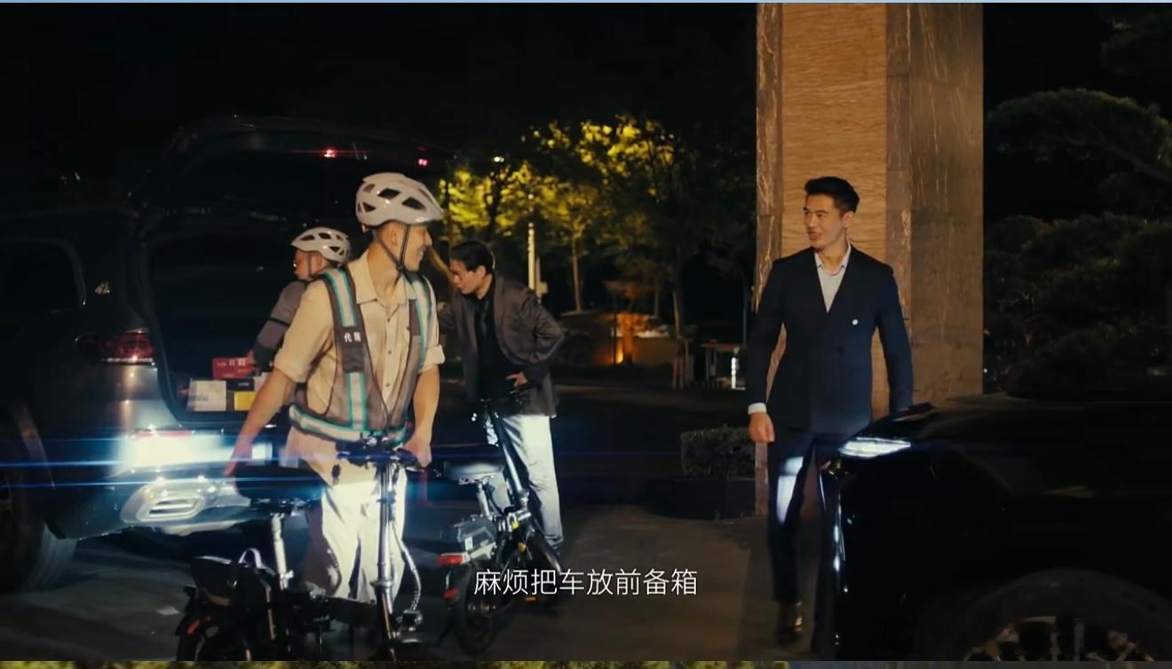 蔚来ES8的前备厢有多大？李斌对数据一笔带过，但是他展示了一个应用场景。当你有应