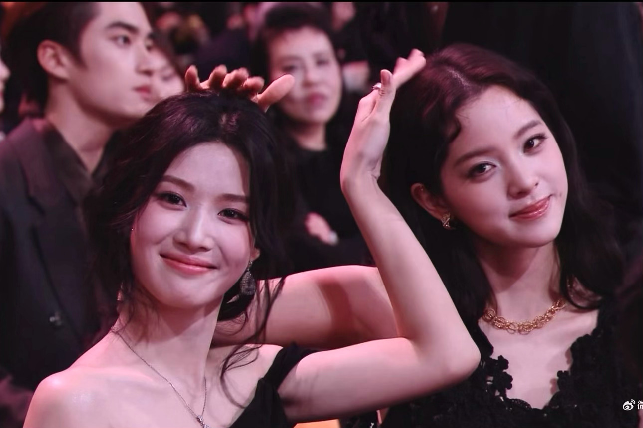 这太萌了女孩们…晓晓娜娜互相摸摸头！卢昱晓欧阳娜娜互相摸头