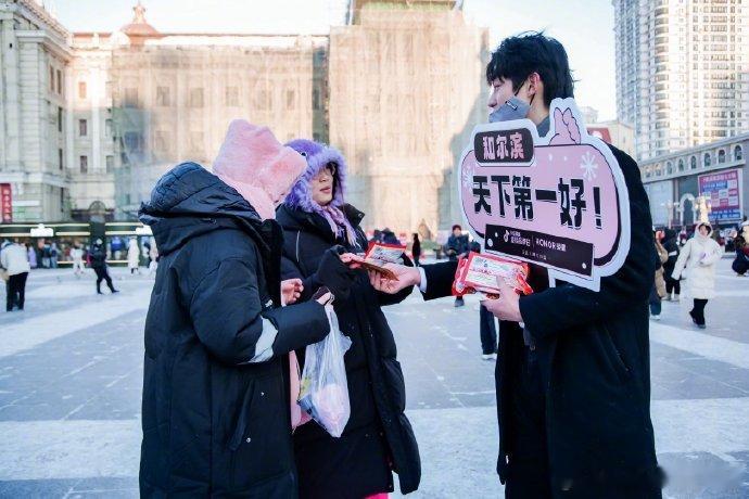 #哈尔滨帅哥给手机送暖宝宝#这也太贴心了，还送暖宝宝，这一波技能真的炫到我心里了