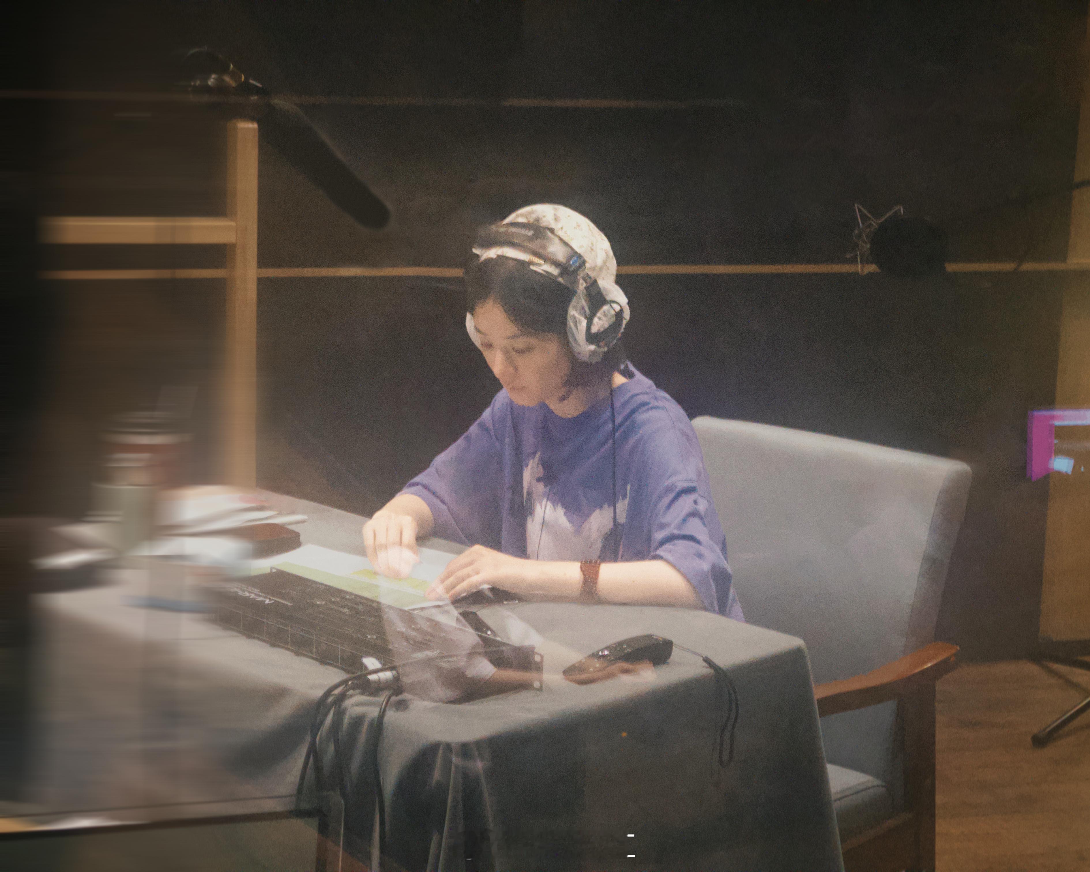 #赵丽颖配音室plog##赵丽颖配音室随拍# ​​​赵丽颖坐在配音室中，专注的神