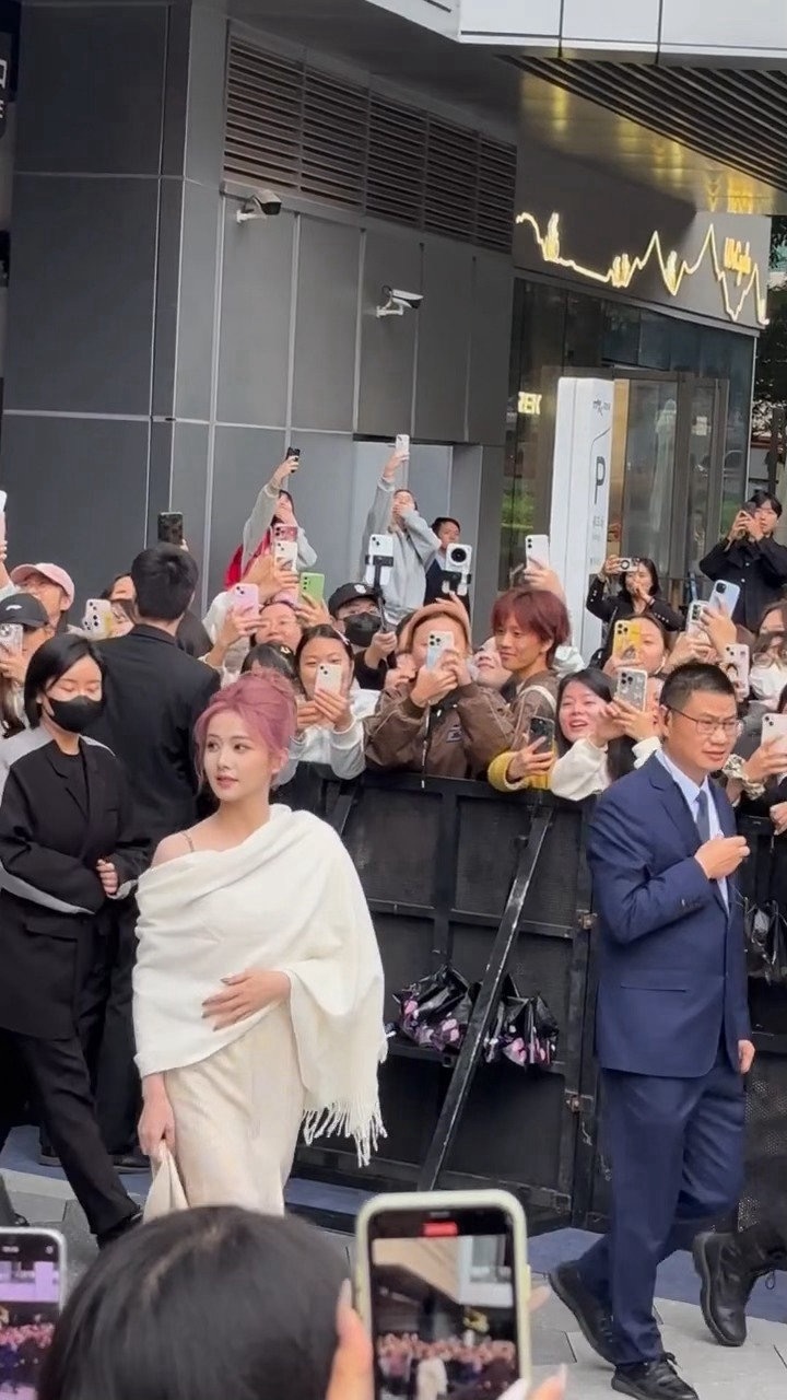 白鹿成都线下活动路透人气也太高了吧！🔥白鹿粉发白裙 ​​​