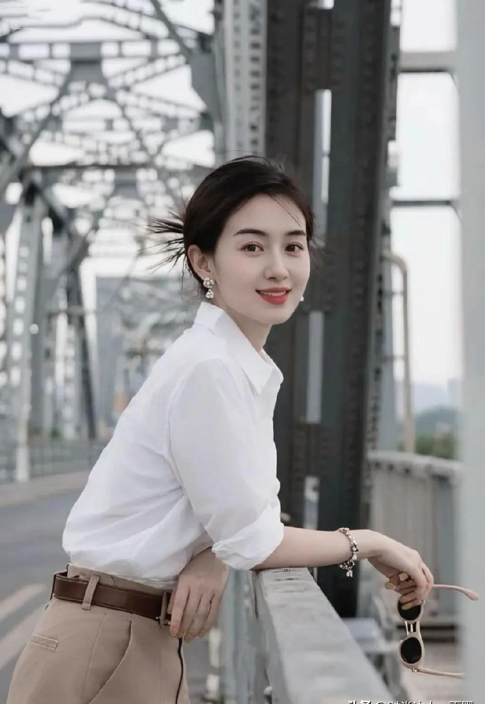 白衬衫配米色裤，不是穿搭，是呼吸。
不靠logo撑场子，靠剪裁偷走视线。
巴黎秀