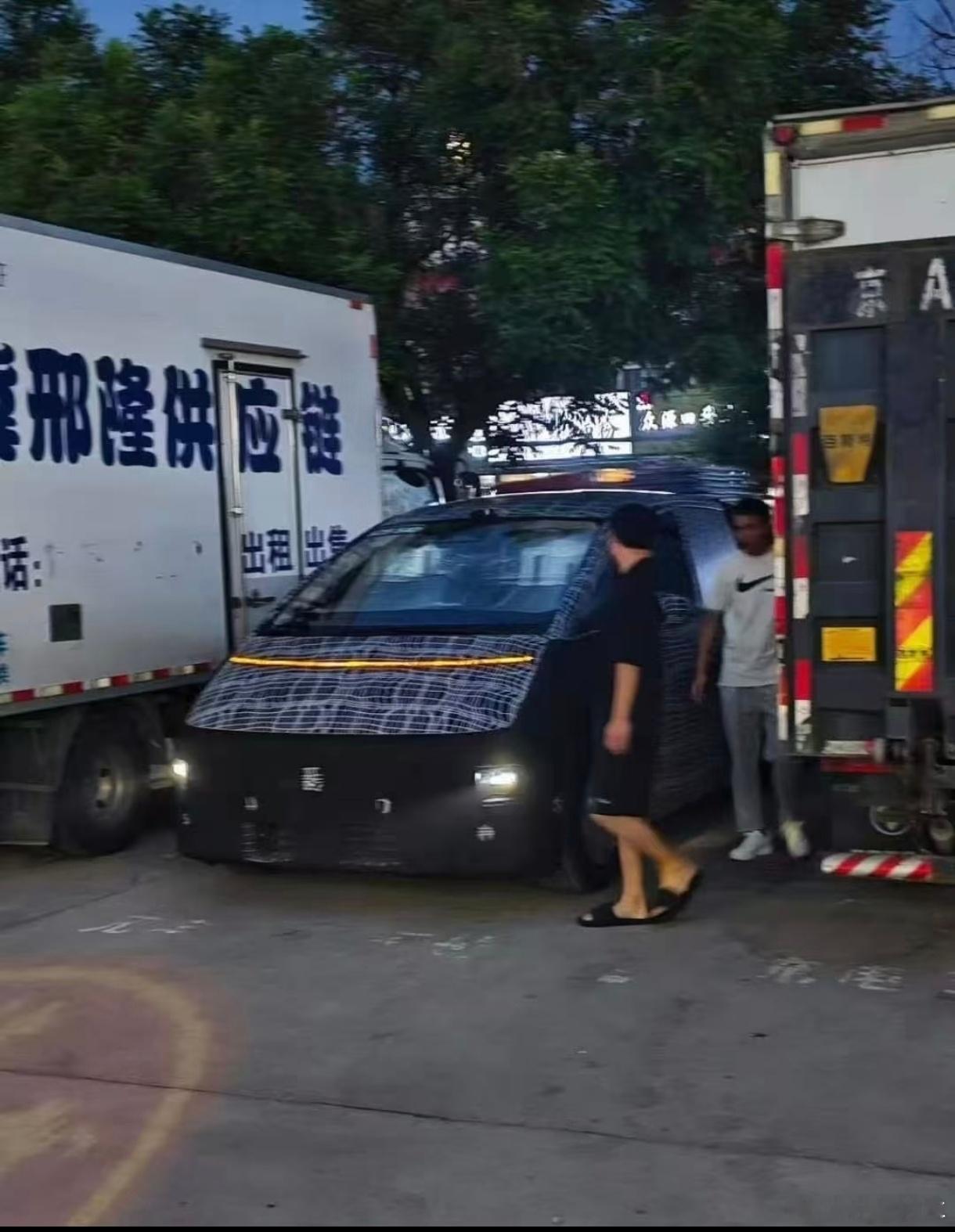 理想Mega应该也快改款了吧？目前结合网上的谍照来看，首先是换装了和L9 Liv