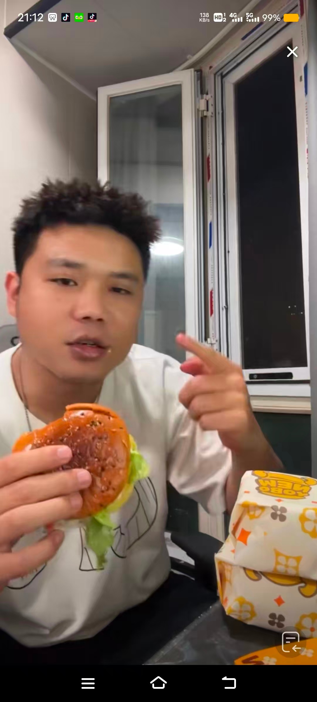 赢球了开心吃三个汉堡庆祝下 