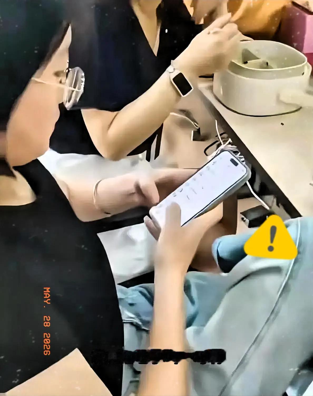 这事儿真挺有意思的，很多人看视频光顾着生气了，却忽略了一个细思极恐的细节。

那