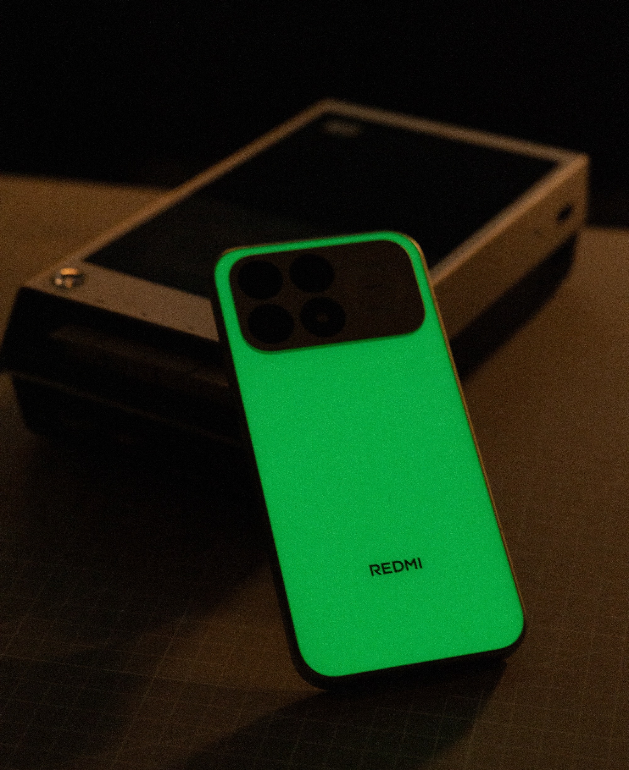 REDMI K100 Pro 新配色「流荧追光」真不错，被阳光或室内光照射后，浅