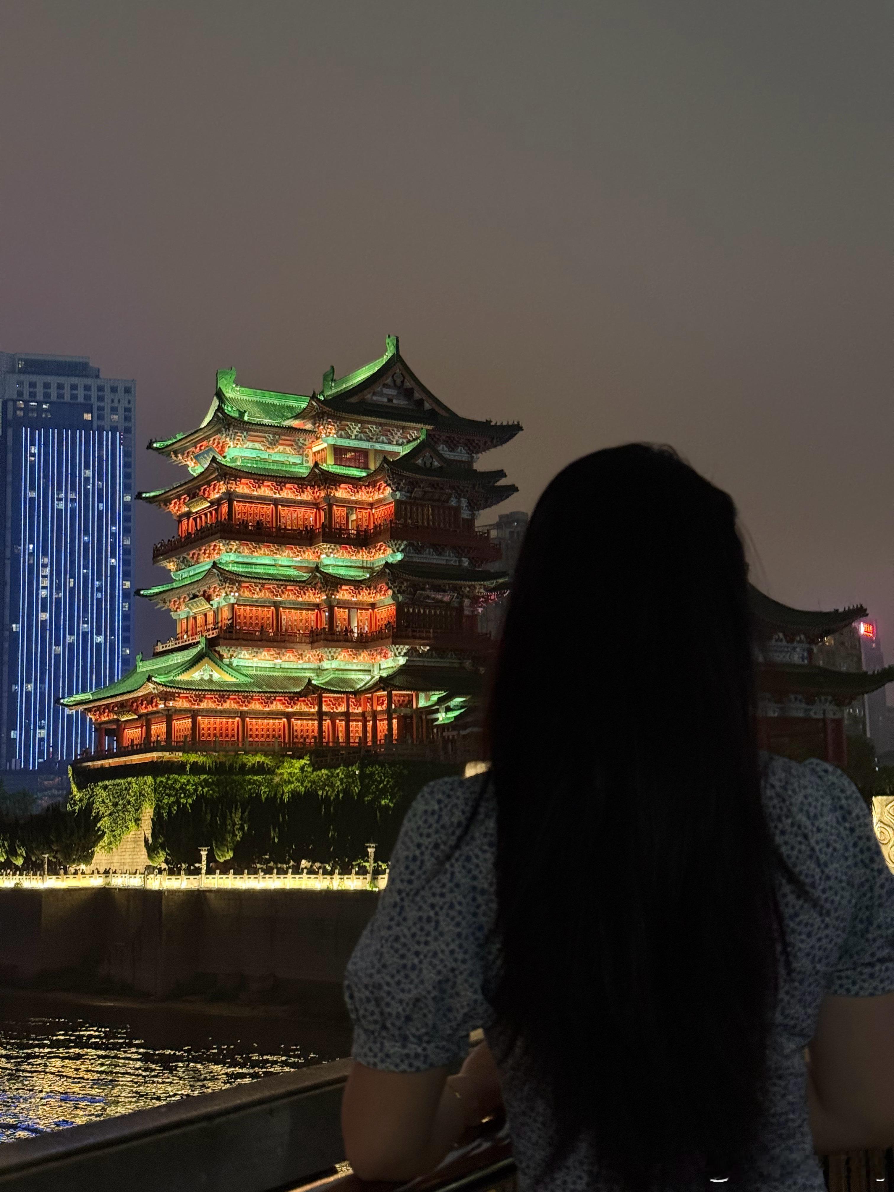 早啊，在整理五一南昌旅行的照片发现滕王阁只亮灯了一半有没有南昌的朋友解答一下[并
