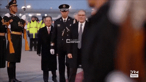 第一次当首相，哪里见过大国的气场和威严，紧张是正常的。
英国首相斯塔默的首次访华