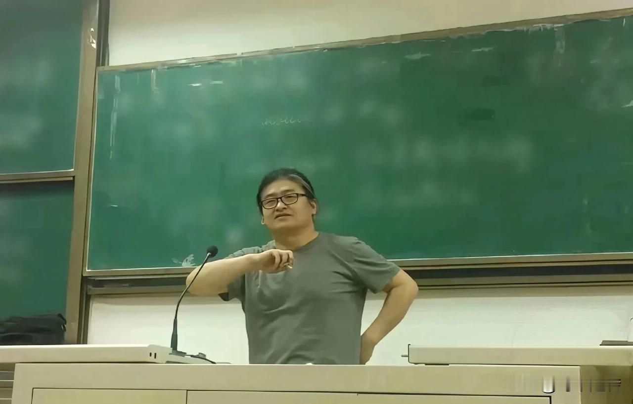 至于刘欢任教多年，一直是副教授，直到退休前都没有转正，原因并没有大家想象的那么复