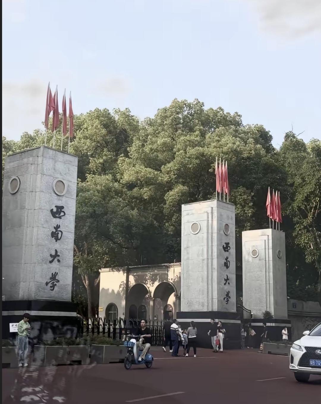 现在很多学校都把博士学制从三年改成四年了。之前复旦大学调查看，国内85%博士都毕