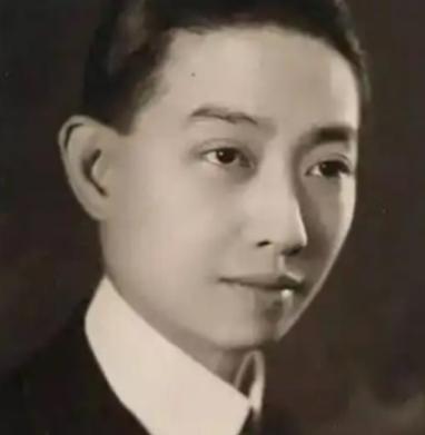 戏子在古代陪侍权贵上床是惯例，像梅兰芳都是被冯耿光，从相光堂子赎出来的，甚至不断