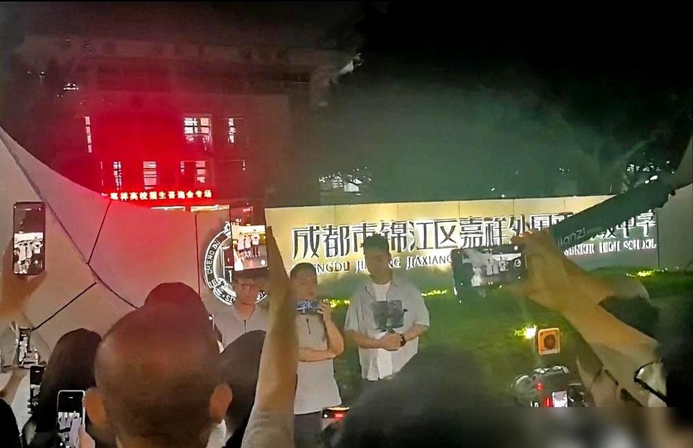 晚上，嘉祥锦江校门口被人群包了三层，手机高举，议论声一浪接一浪。

我家亲戚家娃