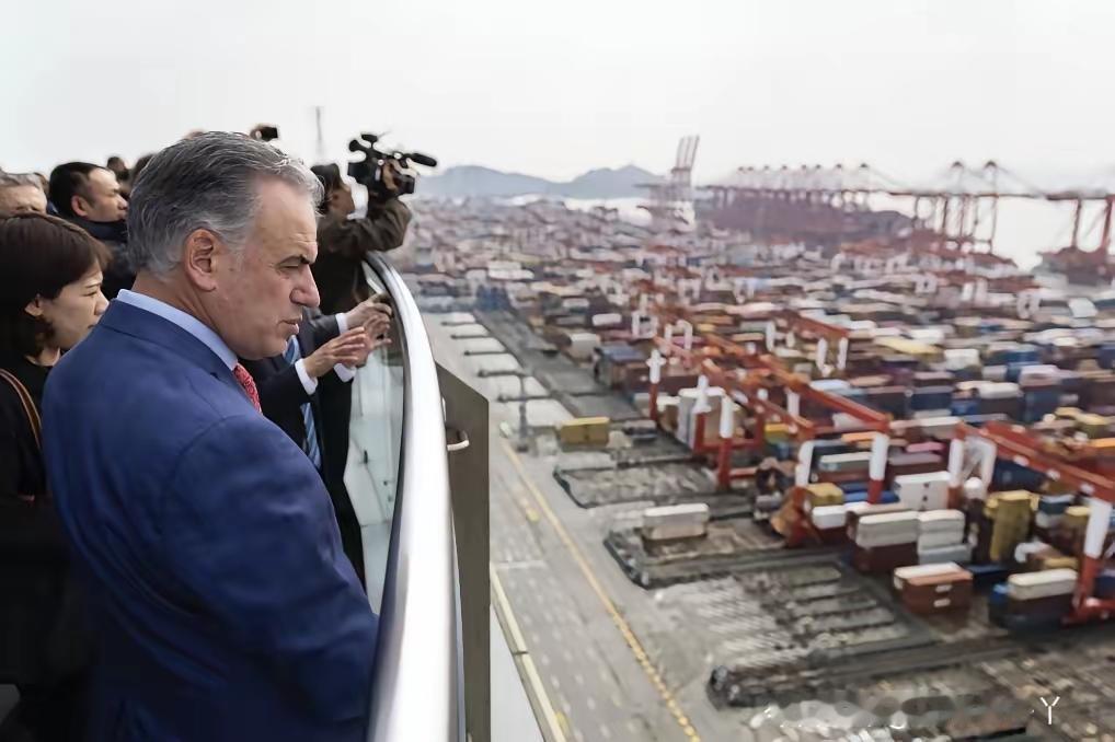 乌拉圭总统奥尔西2月5日逛上海，彻底化身好奇游客超可爱！先打卡洋山港全自动化码头