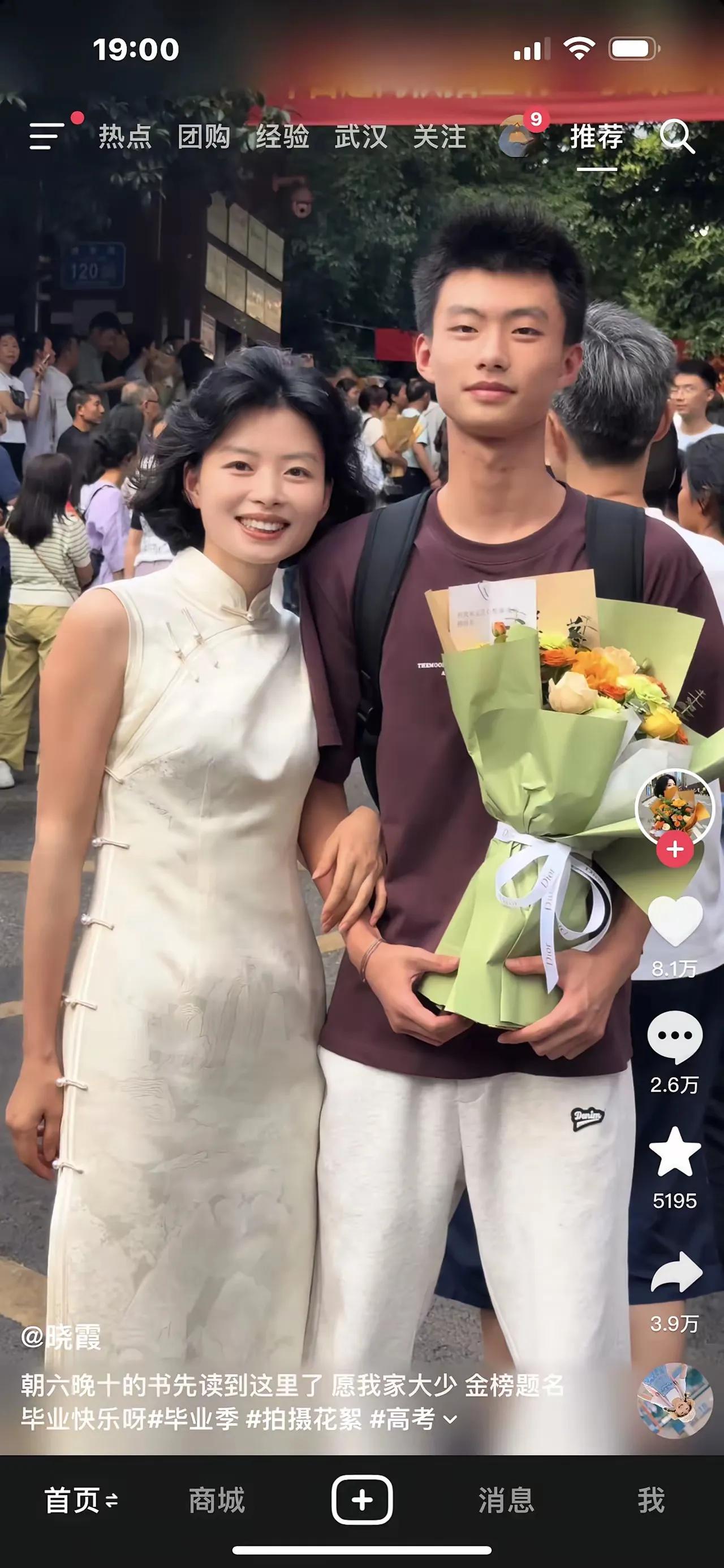 家人们，今天的这一幕简直让我惊掉下巴，'今天刷到一位超有气质的35岁妈妈。她儿子