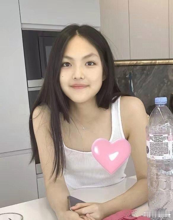 王诗龄的眉毛特别有特色，这身打扮越来越像有钱人了 ​​​
