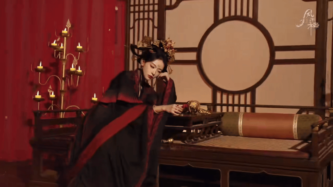 吴谨言魏哲鸣首搭帝后双强，爱恨棋局。吴谨言重生夺命，魏哲鸣偏执深情。《凤不栖》开