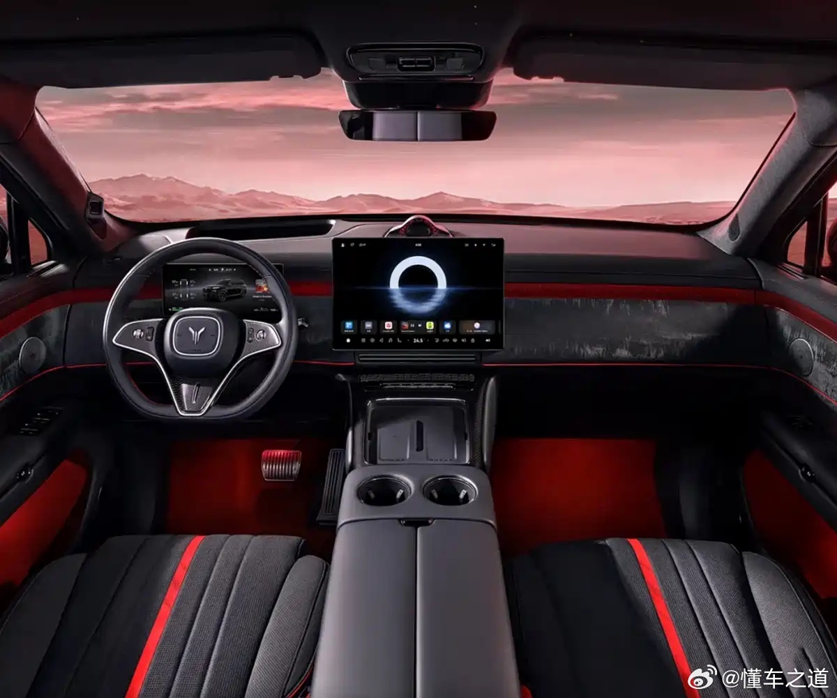 懂车之道讯近日，岚图汽车官方发布了岚图泰山黑武士车型的内饰官图。新车定位大型SU