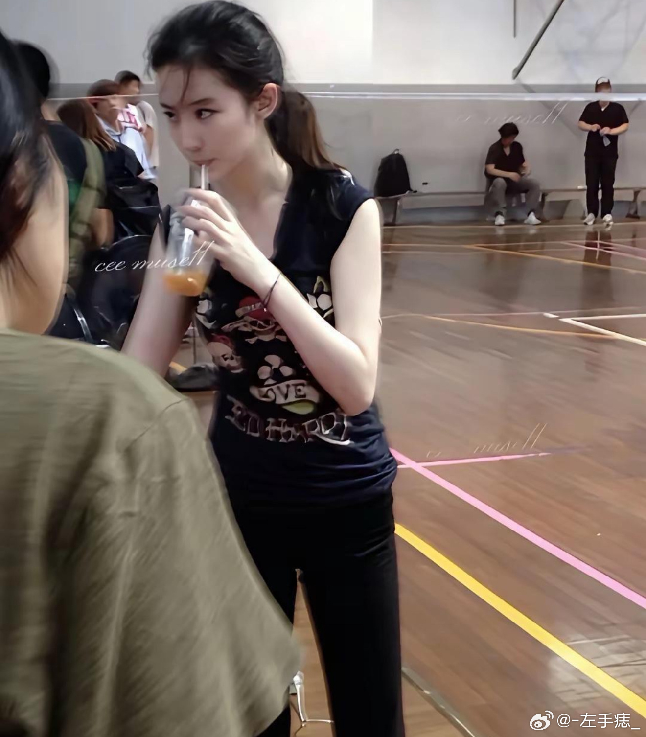 刘亦菲早期素颜照，这真的是人类吗？太美了 