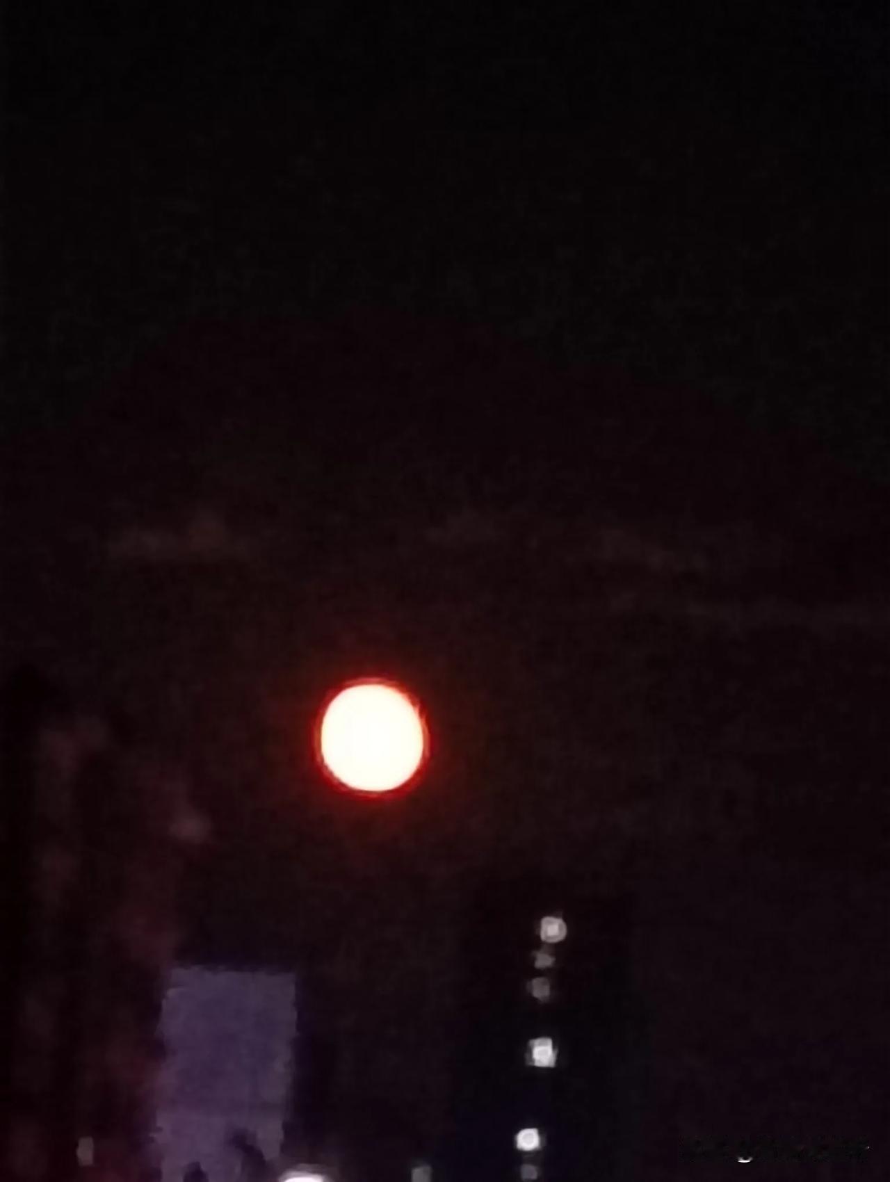 中秋十五云遮月，没看到圆月，拍张十七的月亮吧。