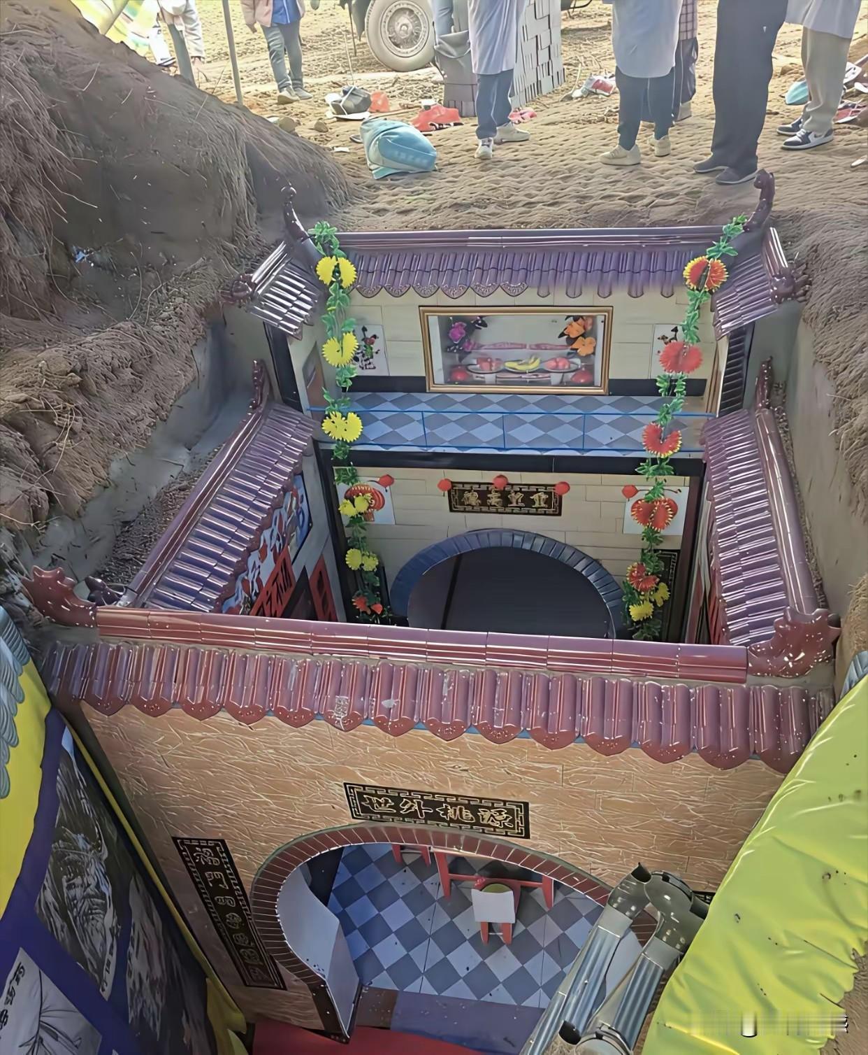 厚葬的习俗看来有些抬头了，现在有些家庭条件好的，在这方面是舍得花钱的，坟墓也修的