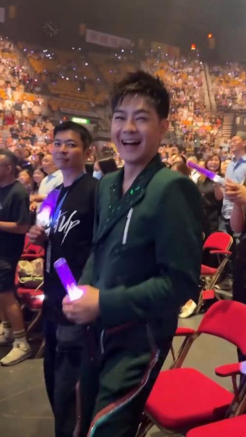 林志颖惊喜助阵杜德伟演唱会，30年友情引回忆杀
 
杜德伟红馆演唱会首场，林志颖