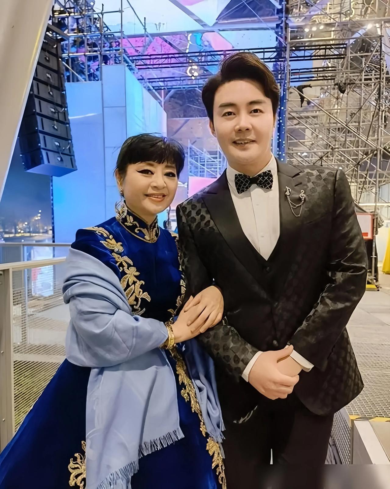 “最帅男高音”张英席曾遭遇事业低谷，甚至多次想转行，但儿女成为他的软肋。
张英席