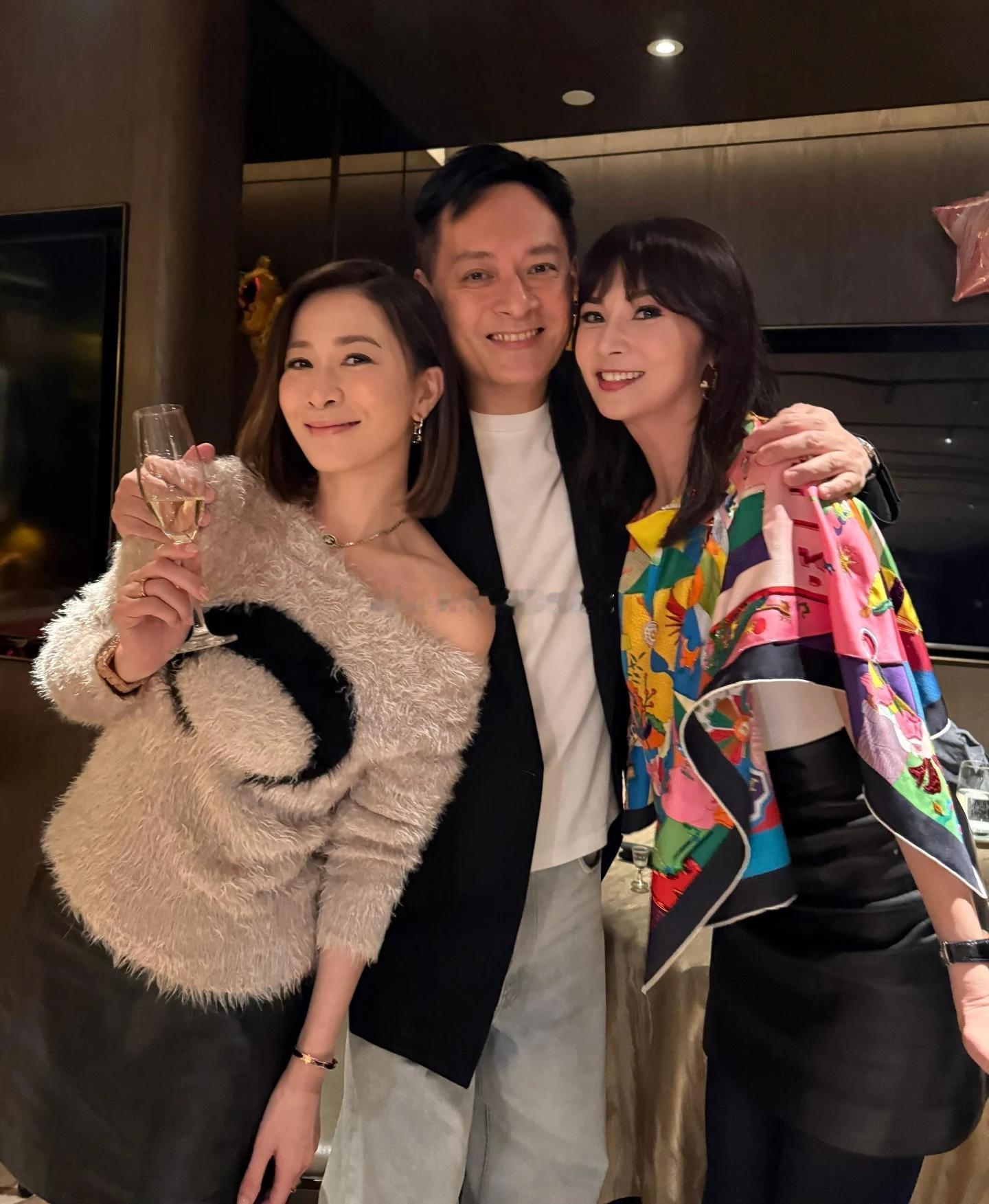 佘诗曼和朋友聚会 好美的阿佘✨ ​​​