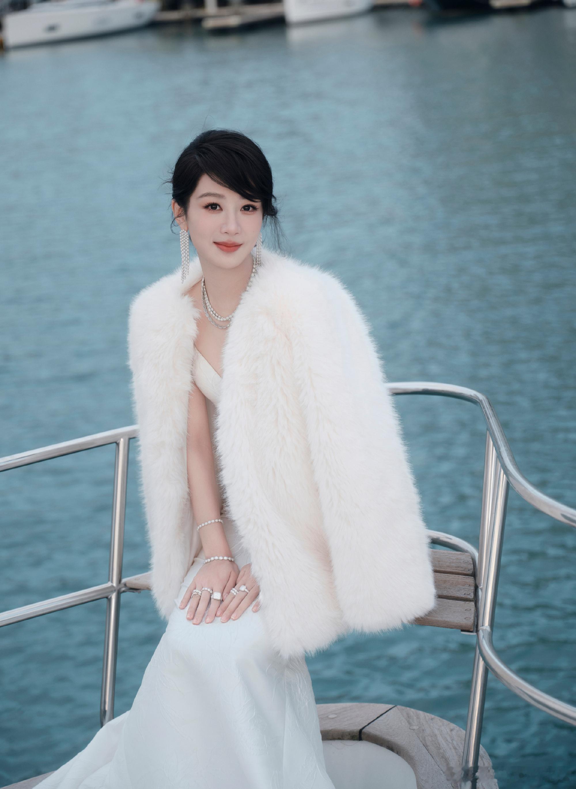 杨紫玉兰花开 ，果然是即将饰演大企业家董竹君的人，今晚的杨紫看起来除了纯洁无暇，