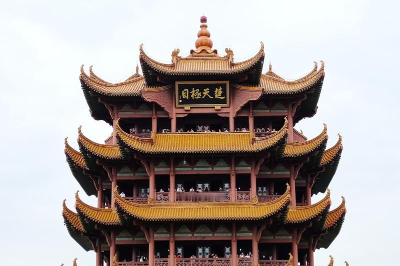 “黄鹤楼里无黄鹤，白蛇寺下有白蛇”，这两句话很有意思。黄鹤楼是名楼，传说曾有仙人