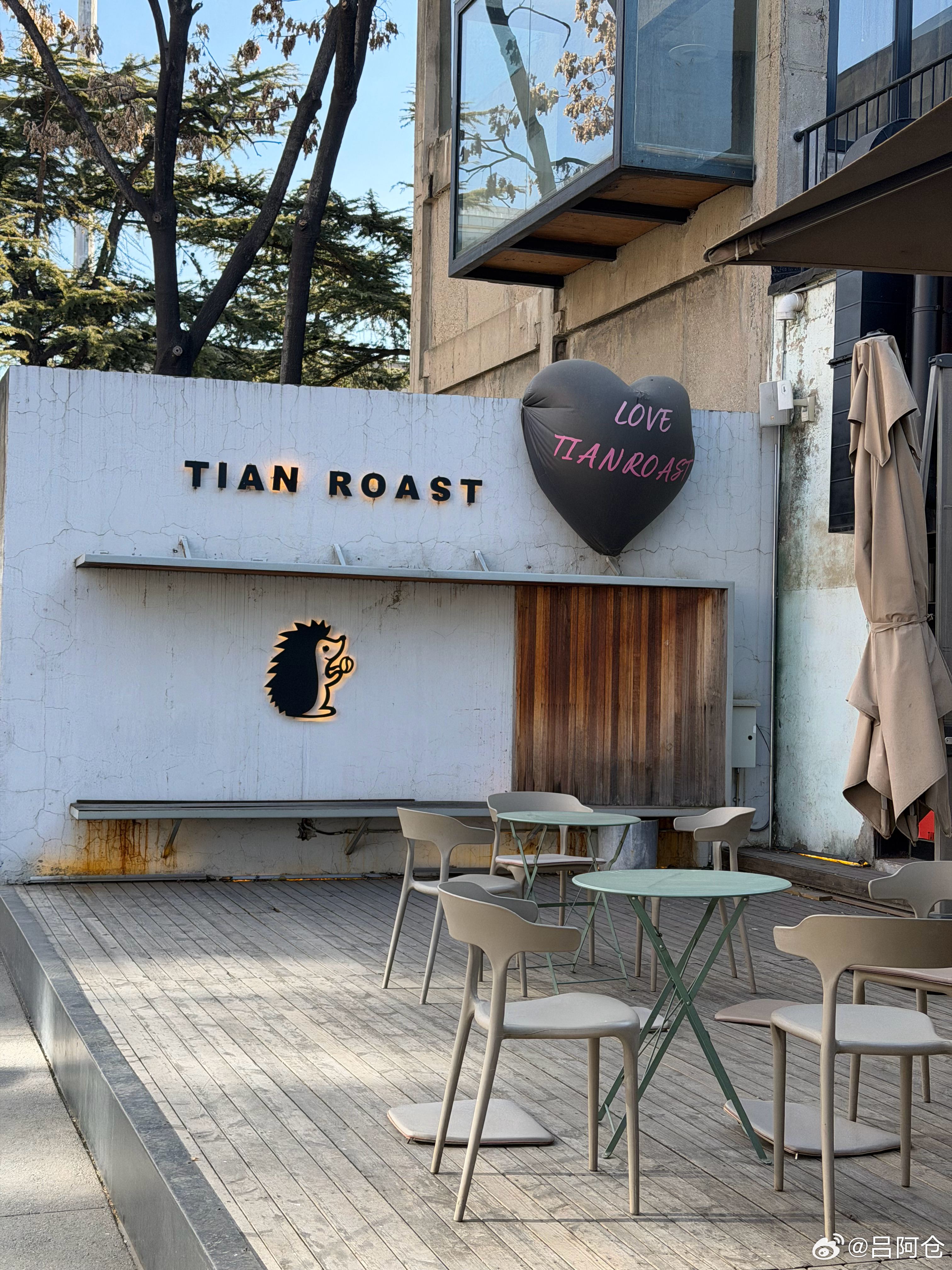 北京798这个风能把人送走…园区里有个特别应景个的广告，999感冒灵:什么风把您