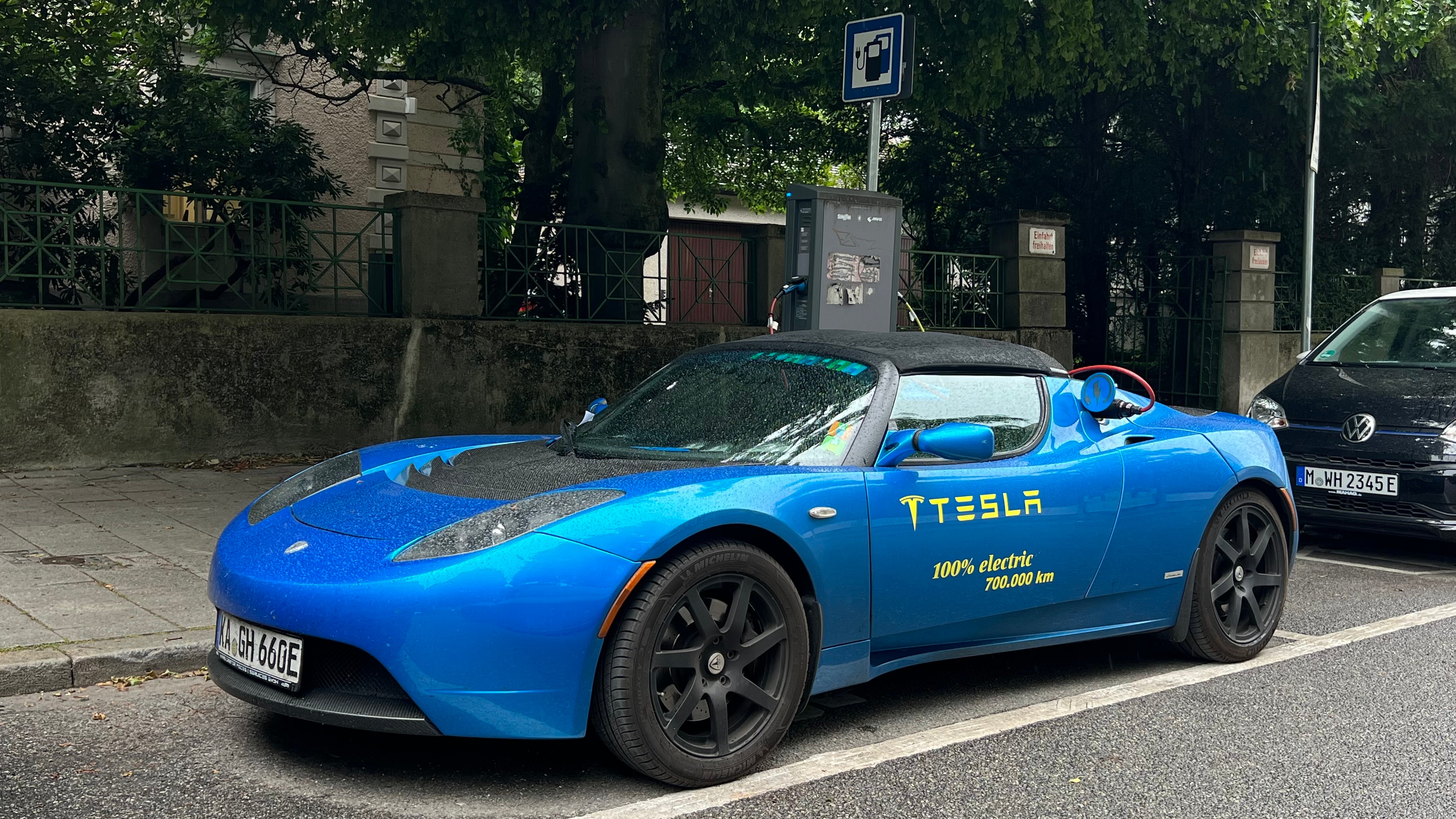 居然见到了特斯拉牌莲花Elise小跑车，声称已经行驶了70万公里，这换了不少电池
