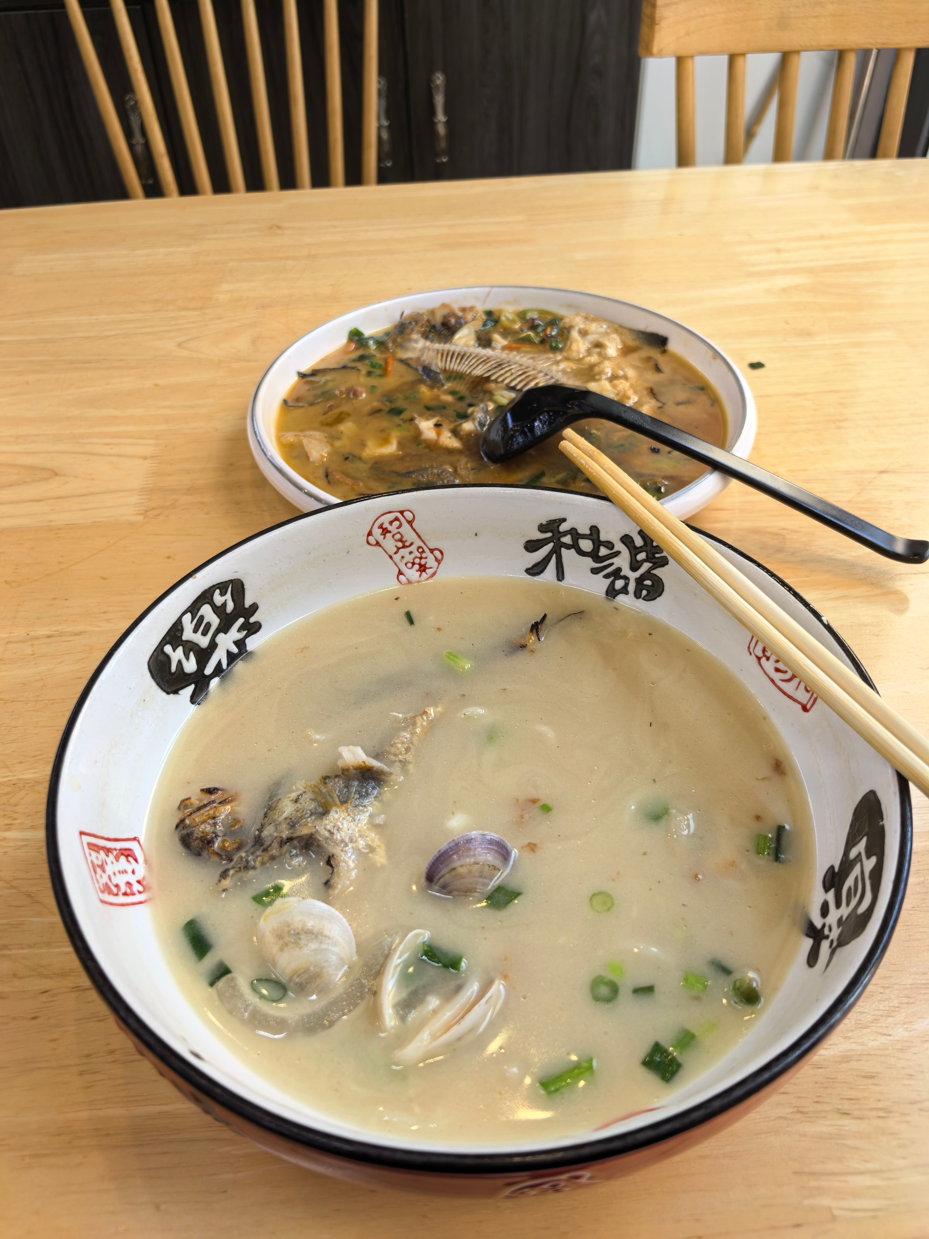 石家庄，依旧家门口的温州海鲜面，让老板烧了一条鲳鱼，吃的我美满幸福 